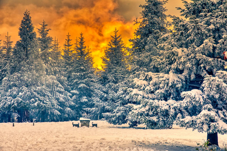 雄伟的日落在冬季的山脉景观中。 HDR图像