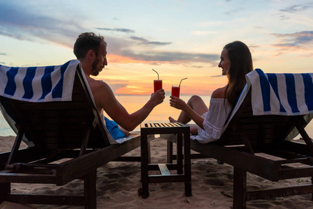 暑假期间, 情侣们手牵手在异国情调岛屿的海滩上照片