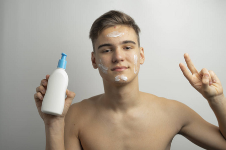 一个十几岁的青少年用一种方法来清洁他的脸，以消除痤疮和黑头
