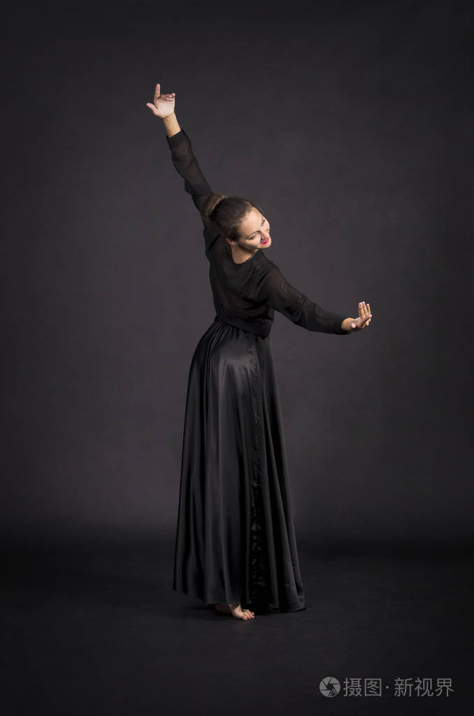 工作室拍摄于黑暗背景上的孤立图像.