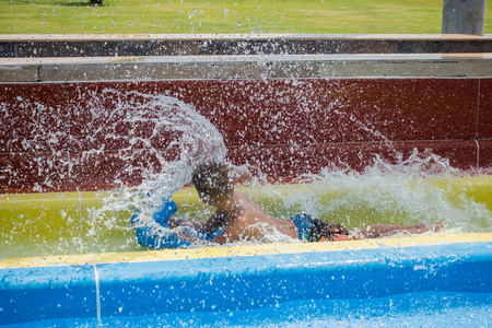 红润的翠鸟少年图片