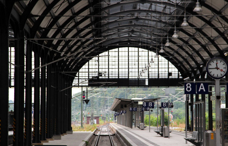 在德国威斯巴登赫森车站的建筑景观在夏季的多色观光旅游中拍摄