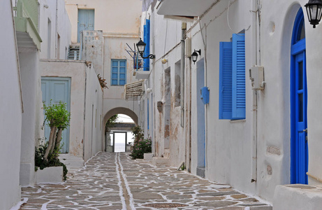 典型的狭窄街道帕罗斯老城骑自行车的希腊