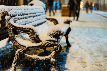 雪覆盖的长凳在夜间关闭。 暴风雪