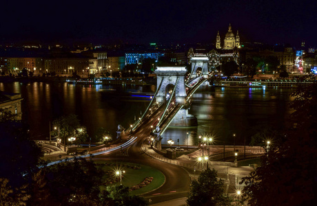 布达佩斯链桥美丽的夜景。