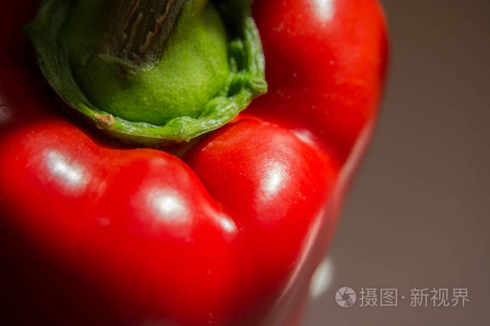 红色的大胡椒靠近