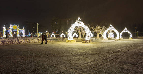 圣诞节新年假期在莫斯科装饰晚上俄罗斯附近的莫斯科大马戏团在弗纳德科戈普罗斯佩克