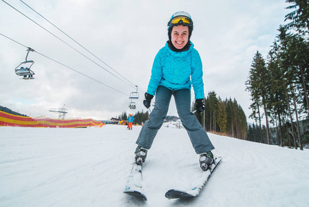 滑雪年轻的成年妇女的宽天使图片