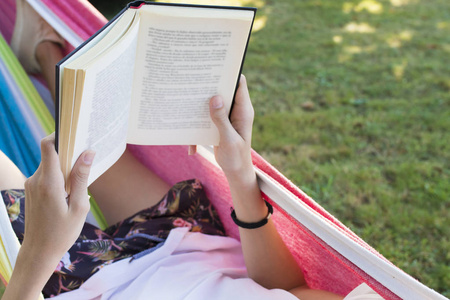 书在床上特写图片