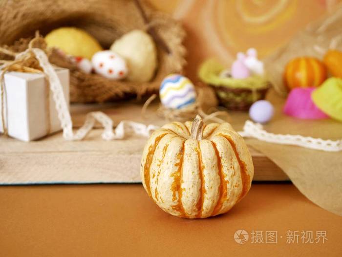 复活节装饰彩蛋黄色蔬菜南瓜木灯桌上自制节日准备理念乡村生活