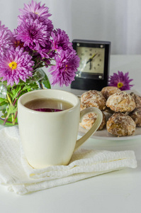 杯子里的早茶和饼干