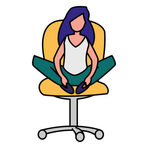 年轻的女人坐在扶手椅上