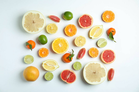 白色背景的不同柑橘类水果，平躺