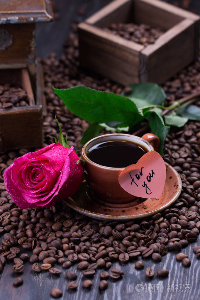 一杯黑咖啡和玫瑰烤咖啡豆