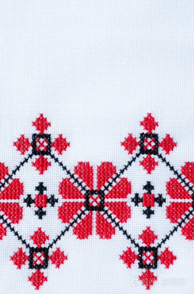 红黑棉线在白衬里手工刺绣民族纹理的设计十字绣图案工艺刺绣背景与
