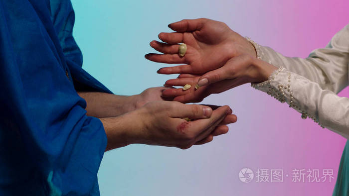 特写东部年轻女子手给男人手很多小贝壳, 易货的概念.股票.