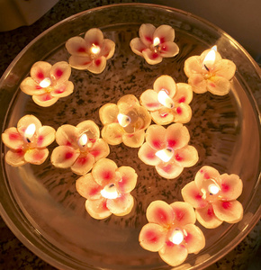 祭奠蜡烛漂浮图片