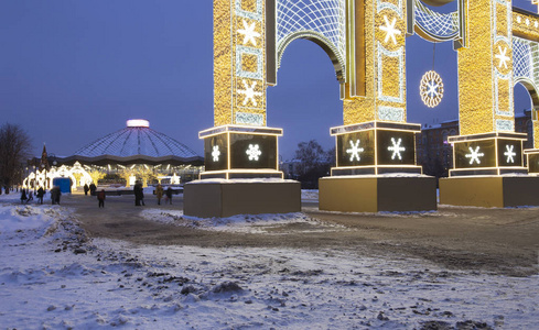 在俄罗斯莫斯科晚上的圣诞节新年假期装饰在弗纳德科戈普罗佩克的大莫斯科马戏团附近