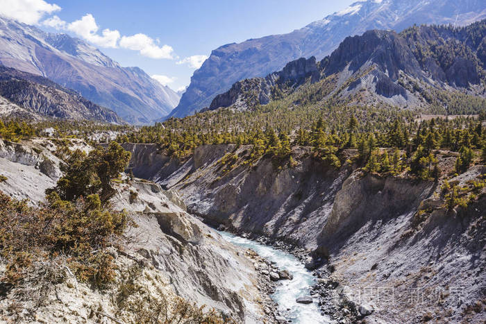马桑迪河谷。 尼泊尔的喜马拉雅山。 安娜普尔电路跋涉