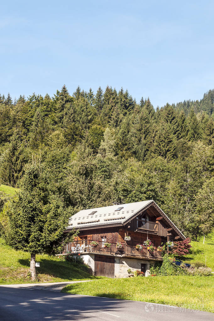 小屋位于法国阿尔卑斯山的山顶上阳光明媚