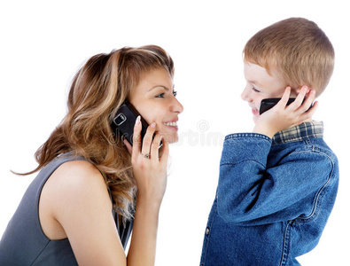 一个男孩和一个女孩通过手机通话