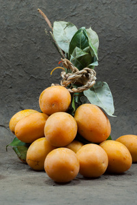 泰国水果，灰色背景上的马普朗水果。