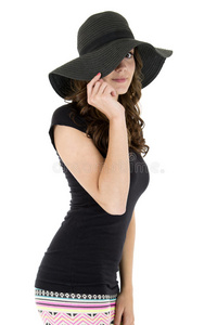 可爱的女模特从帽子下面向外张望