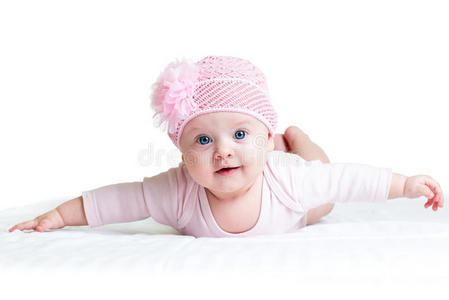 女婴戴着粉红色的帽子