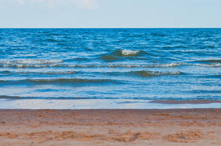 干净的沙滩，蓝天碧海