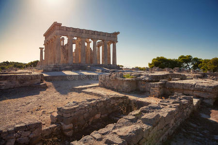 希腊埃吉纳岛的阿菲亚神庙资深公民讲 inarticulately性格开朗的孩子