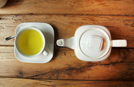 木桌上的白茶具