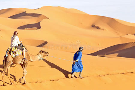 穿过沙丘的骆驼车队