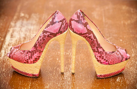女鞋粉色高跟鞋。