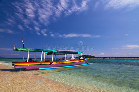 热带海滩上的传统船