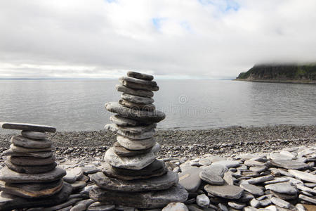 峡湾背景上的一堆石头