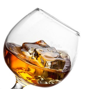 威士忌溅在白色玻璃上