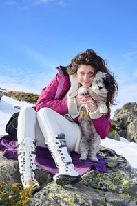 山上的美女和她的狗