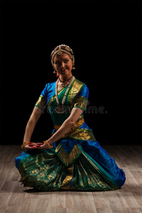 印度古典舞美丽的女舞者图片