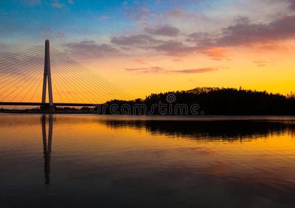 桥与河的夕阳倒影