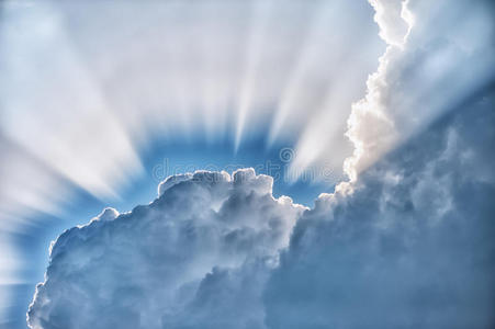 天空中一朵云后面的阳光扇