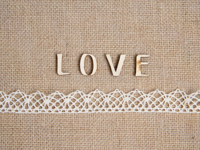 粗麻布上的"爱"字照片