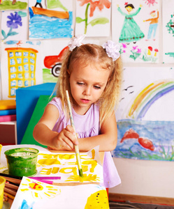 孩子在画架上画画。