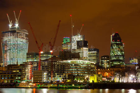 伦敦夜幕下的城市图片