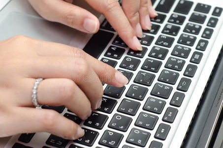 在键盘上打字。女性手指