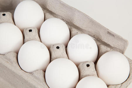 鸡蛋装在硬纸板容器里