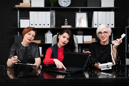 三位女商人在时尚办公室工作的肖像
