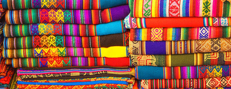 秘鲁传统的五颜六色的本土工艺品纺织面料在秘鲁, 南美洲的市场。特写