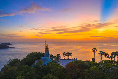 在泰国普朗斯普角的大灯塔上方日落