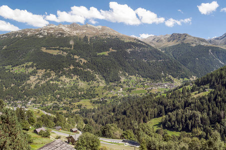 瑞士阿尔卑斯山在圣卢克山谷的山脉在一个阳光明媚的日子。