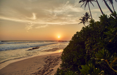 斯里兰卡的古鲁贝比拉海滩。印度洋。日落。韦利加马市